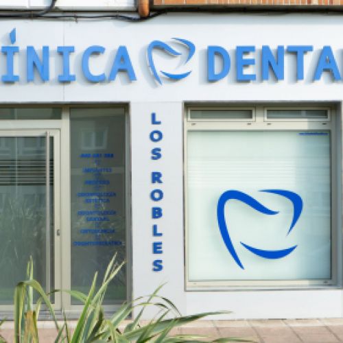 Fachada Clínica Dental Los Robles en Santander